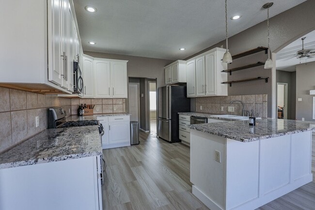 Building Photo - Beautiful 4 bedroom, 2 bath home