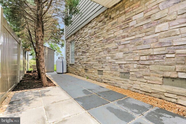 Building Photo - 2260 Lake Dr