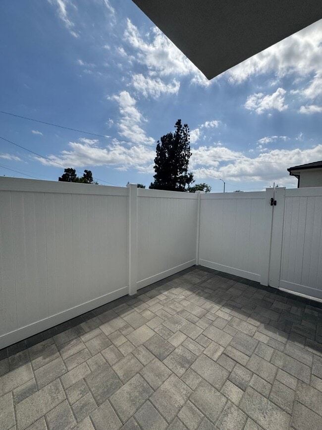 Building Photo - Spacious 1000 Sq. Ft. First-Floor Back ADU...