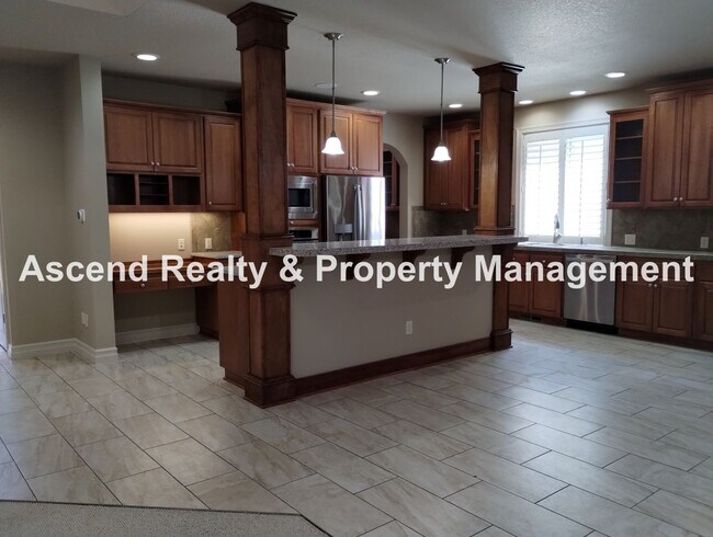 Building Photo - Elegant & Spacious 4 Bed & Bonus Home Buil...