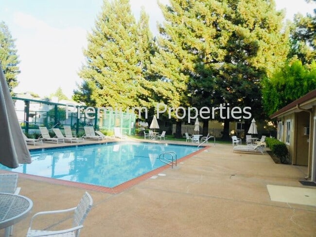 Building Photo - Spacious Townhouse in the Desired Bancroft...