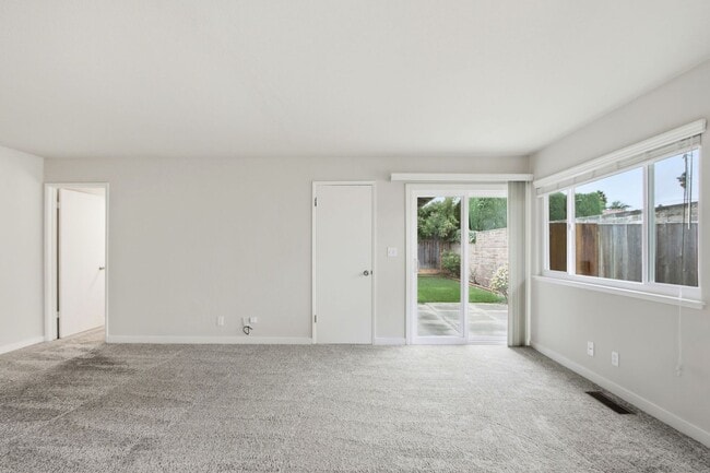 Building Photo - Duplex with 1.5 Bath and One Car Garage