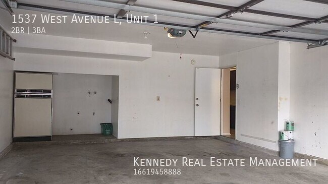 Building Photo - Location, Location, Location! 2 Bedroom To...