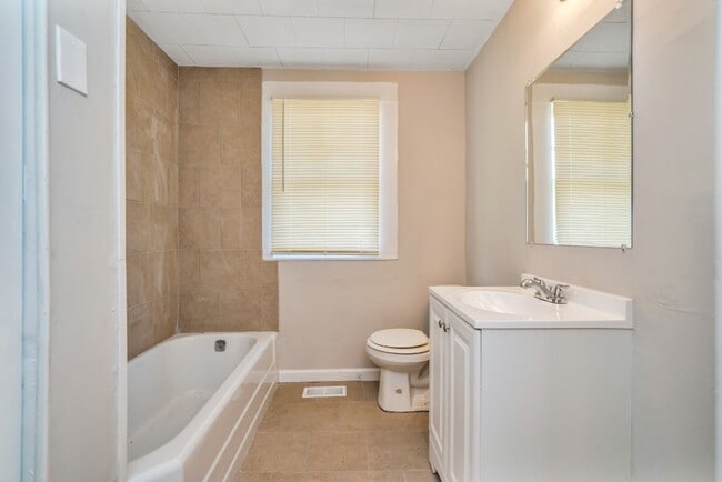 Building Photo - Charming Renovated 2BR Home – Full of Char...