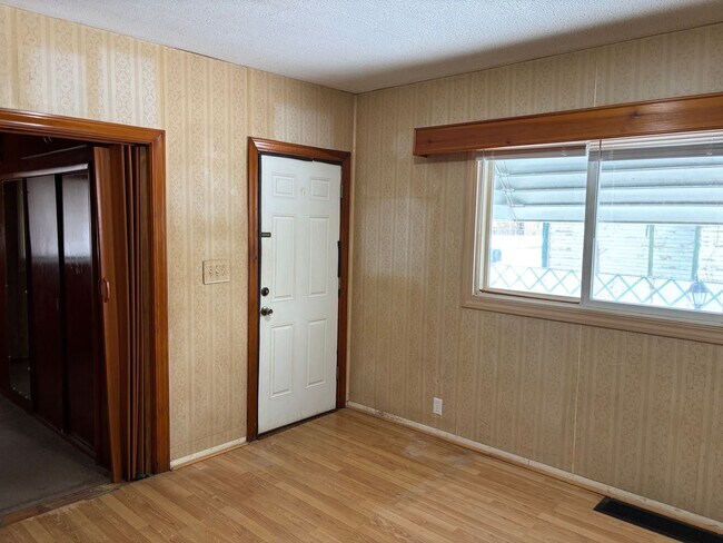 Building Photo - 3 Bedroom House