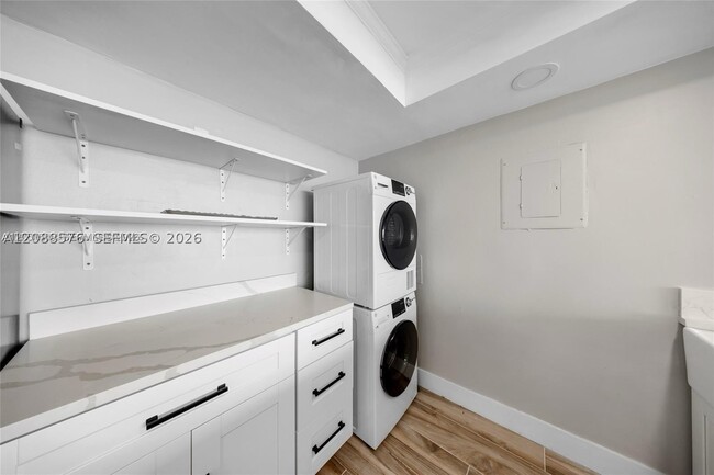 Building Photo - 7601 E Treasure Dr