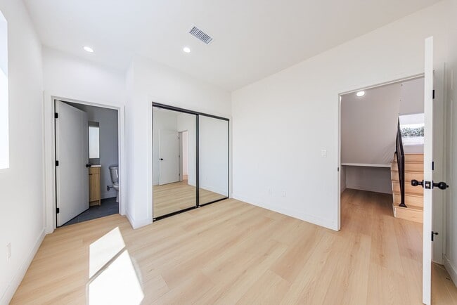 Building Photo - 2847 S Victoria Ave