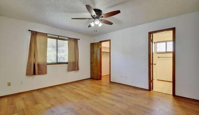 Building Photo - 400 Greenwood Dr