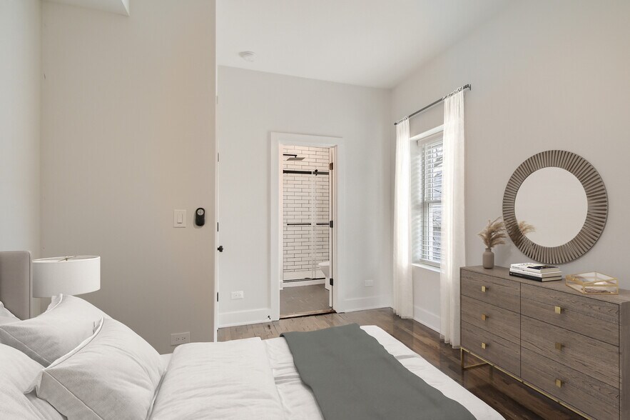 Building Photo - 1452 W Irving Park Rd