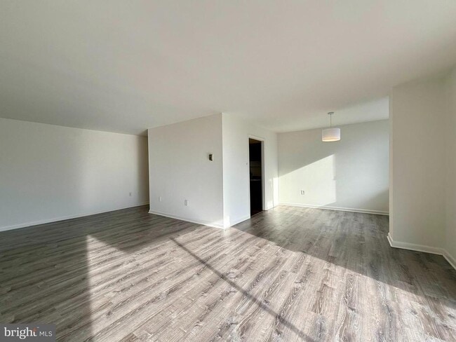 Building Photo - 5565 Columbia Pike