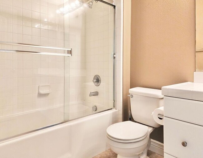 Building Photo - 112 Hedge Bloom