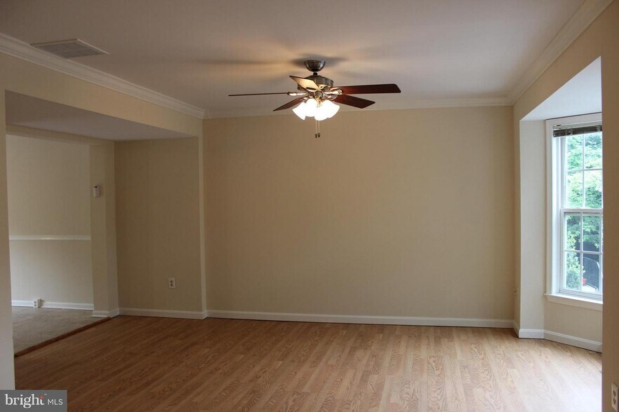 Livingroom3 - 521 Primus Ct