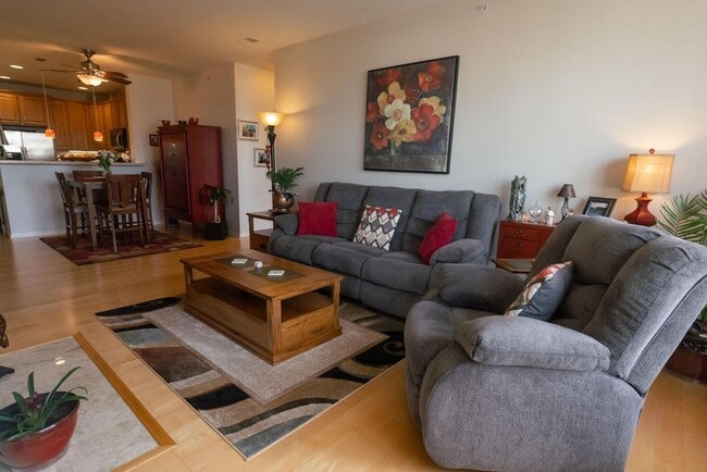 Building Photo - 2 Bedroom Lake Michigan Condominium