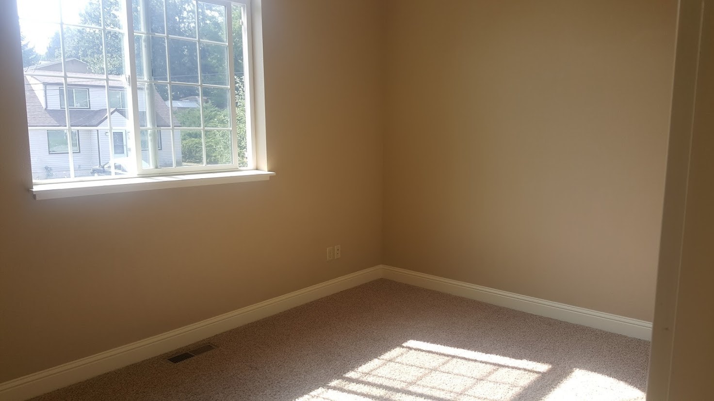 Building Photo - 560 SW State St