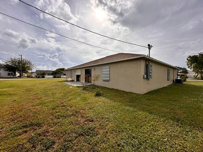 Building Photo - 641 SE 12th Ct