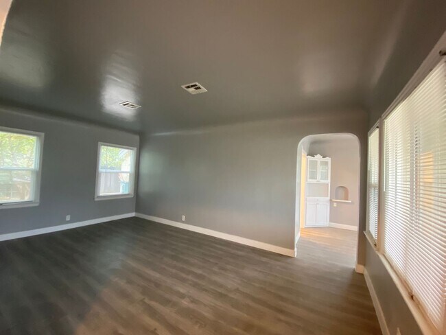 Building Photo - Follow the yellow brick to this Remodeled 2 BD 1 BA House in NE Bakersfield