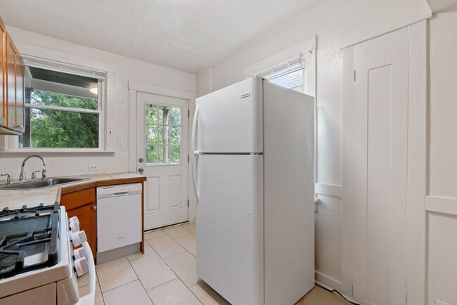 Building Photo - Updated 2 Bedroom Single Family Home In Be...
