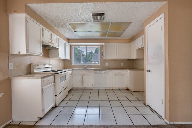 Building Photo - 16830 Spruce Run Dr