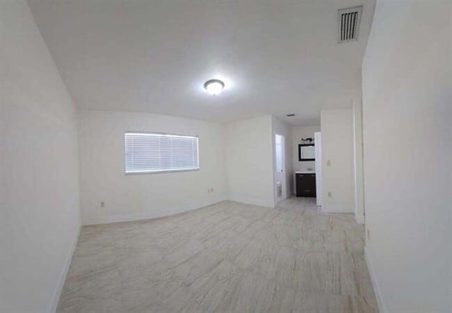 Building Photo - 2728 SW 5th St