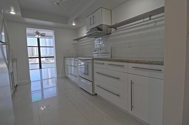 Building Photo - 800 Parkview Dr