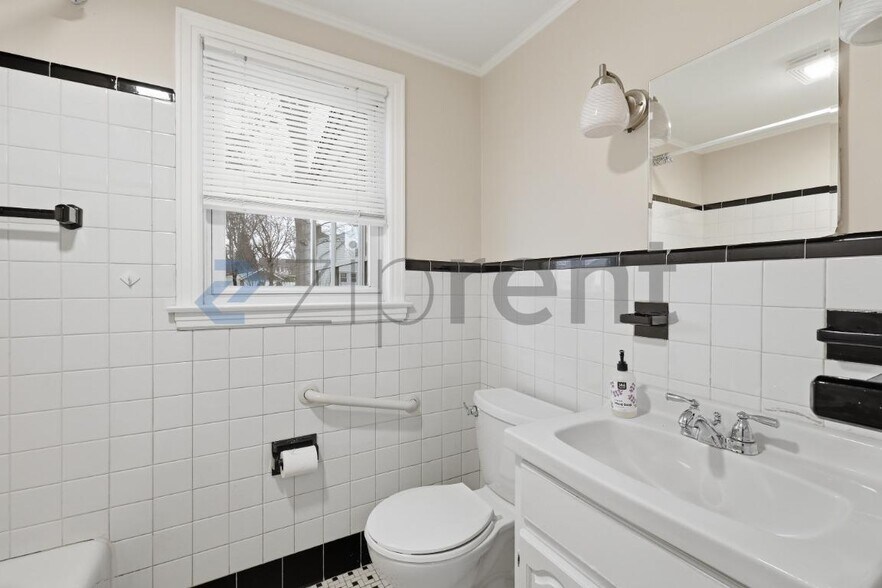 Building Photo - 18 St James St