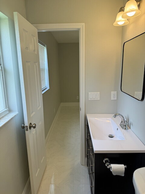 Building Photo - Remodeled Pool Home Located in the Very De...
