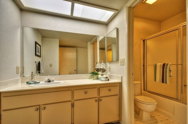 Building Photo - South Natomas One Story with 1 car garage 2 Bed 2 Bath