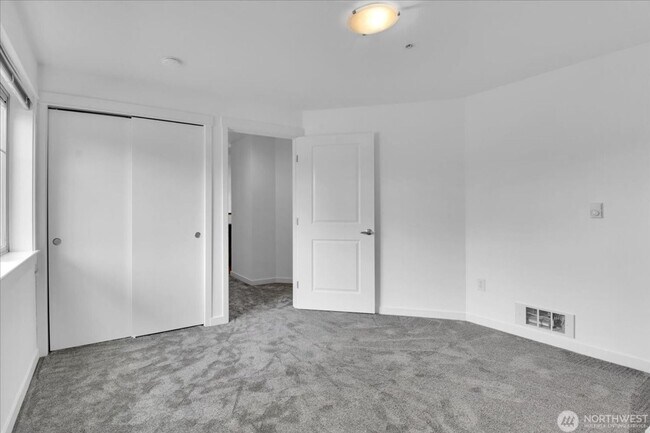 Building Photo - 1909 10th Ave W