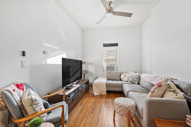 Building Photo - 280 Grand St