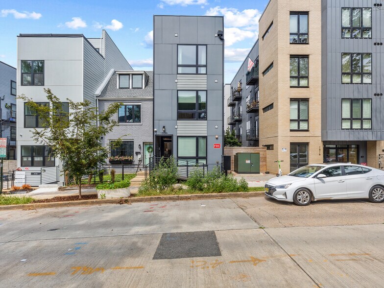 Building Photo - 1014 1/2 17th Pl NE