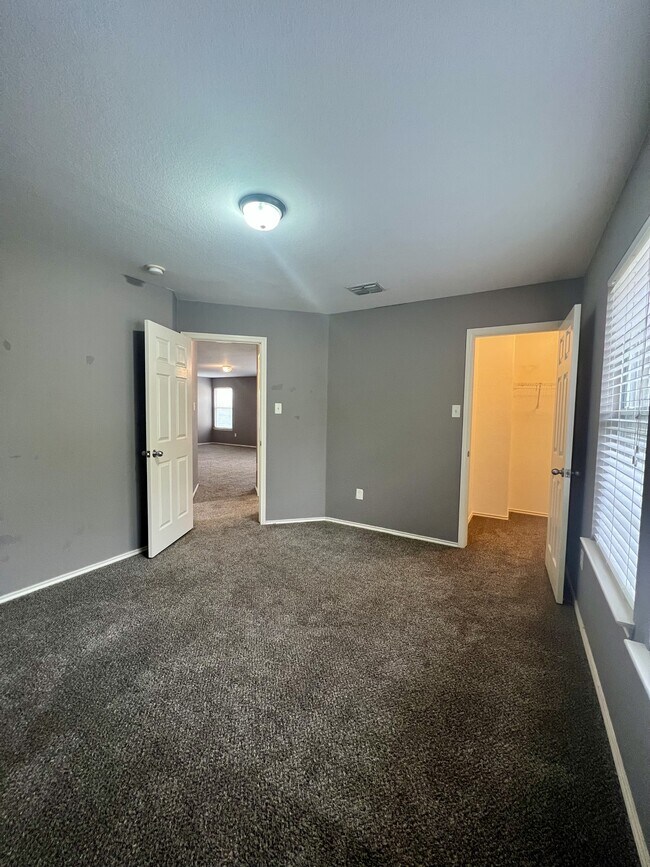 Building Photo - 9411 Rainbow Creek