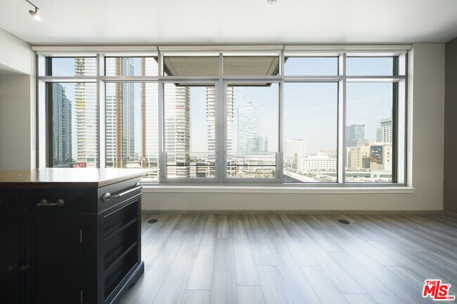 Building Photo - 1100 S Hope St