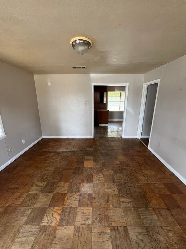 Building Photo - 919 Pine Tree Dr