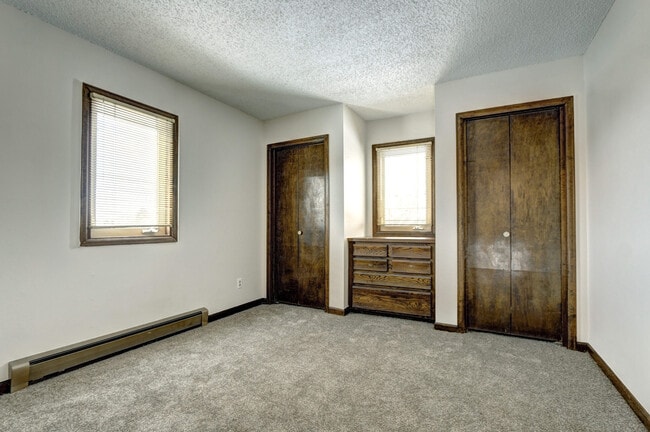 Building Photo - Unique, Rustic, and Spacious Living! Walk ...
