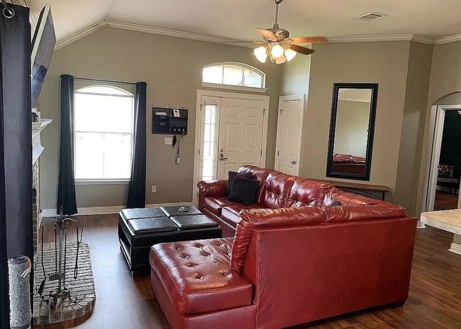 Building Photo - Move-in Ready 3 bed/ 2 bath home in South ...