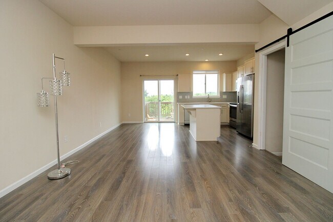 Building Photo - 3 Bedroom Luxury Townhouse in Beautiful Happy Valley