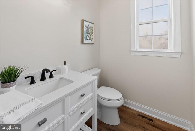 Building Photo - 208 Liberty Cir