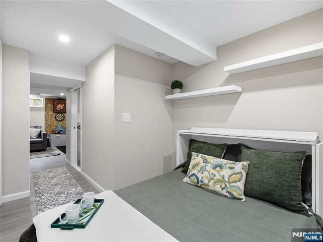 Building Photo - 197 Fairview Ave