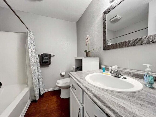 Building Photo - FULLY FURNISHED 2BR Condo