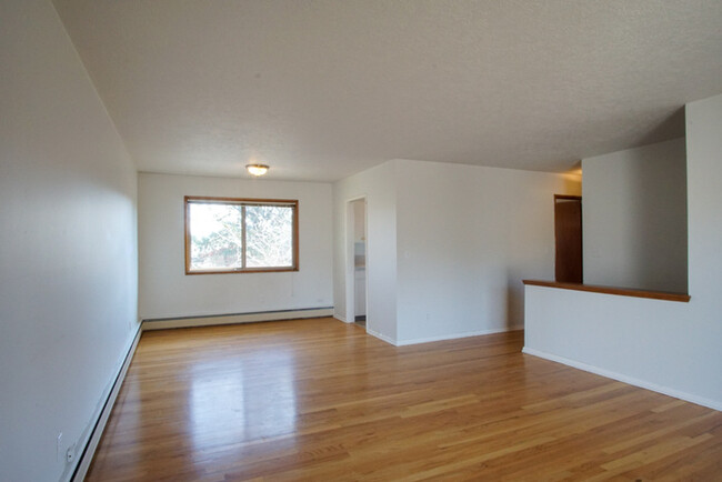 Building Photo - Large Clean Open Hillsdale apartment, Big ...