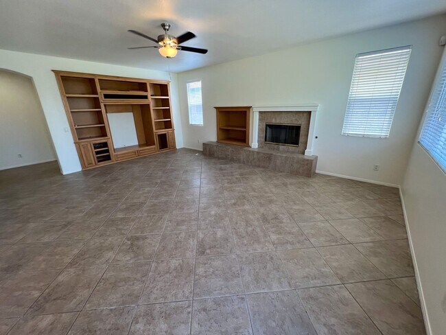 Building Photo - Spacious 4 Bedroom 3 Bathroom Home with 3 ...