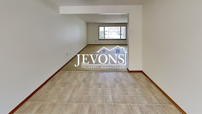Building Photo - Spacious single-family home with a large f...