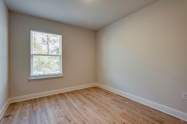 Building Photo - NEWER LUXURY TOWNHOME IN SANTA ROSA BEACH