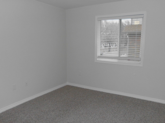 Building Photo - Spacious Townhome
