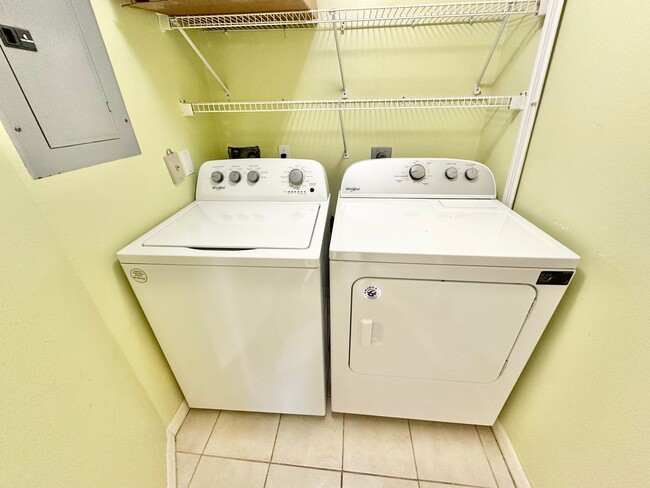 Building Photo - ** VILLAGES AT EMERALD LAKES ** 2 BED / 2 ...