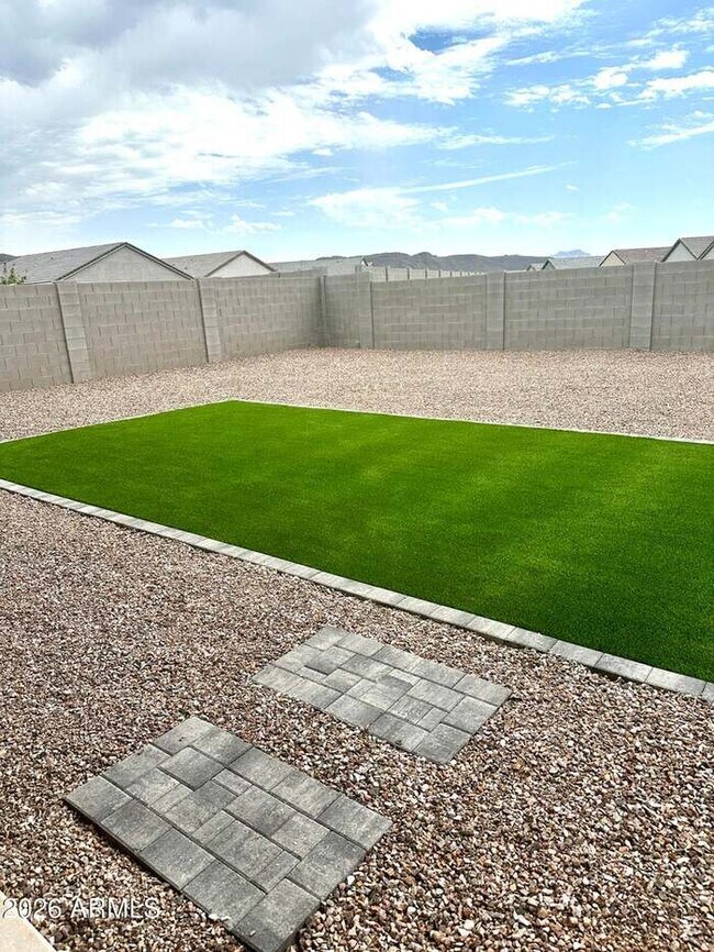 Building Photo - Beautiful 3-bedroom, 2-bath home in Entrada Del Oro (Newer DR Horton Home)!