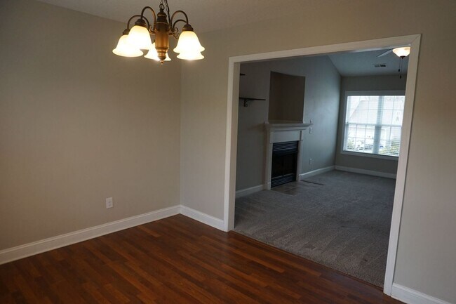 Building Photo - 3 Bedroom 2.5 Bathroom home located in Rogers Farm in Hubert!