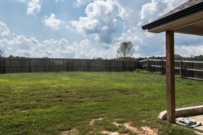 Building Photo - Pet Friendly Three Bedroom!
