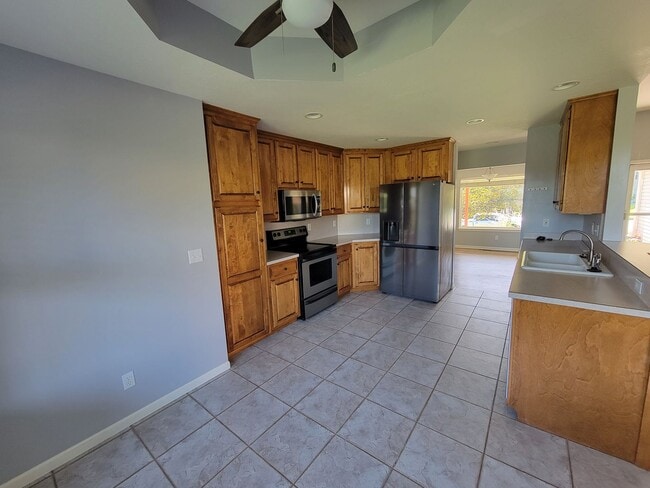 Building Photo - 5 bed/ 3 bath Single family home.