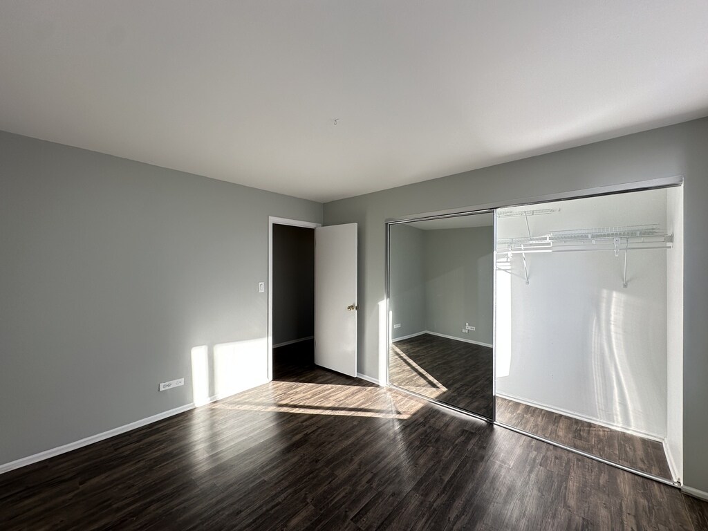 Building Photo - 6325 N Sheridan Rd